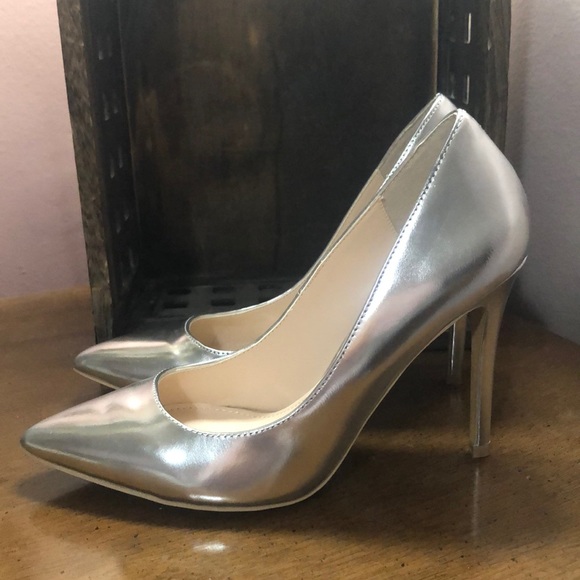 Metallic Silver stilettos - Picture 2 of 4